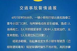 笑逐颜开！巴萨主席拉波尔塔乘车离开时不断向球迷鼓掌&竖大拇指